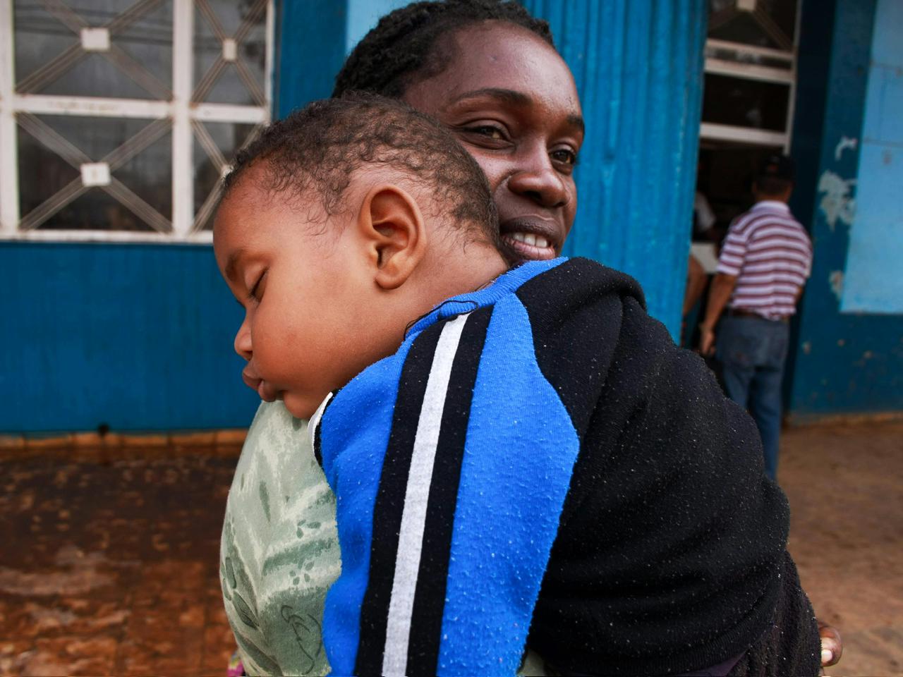 Madre con bebé en un centro de salud en República Dominicana