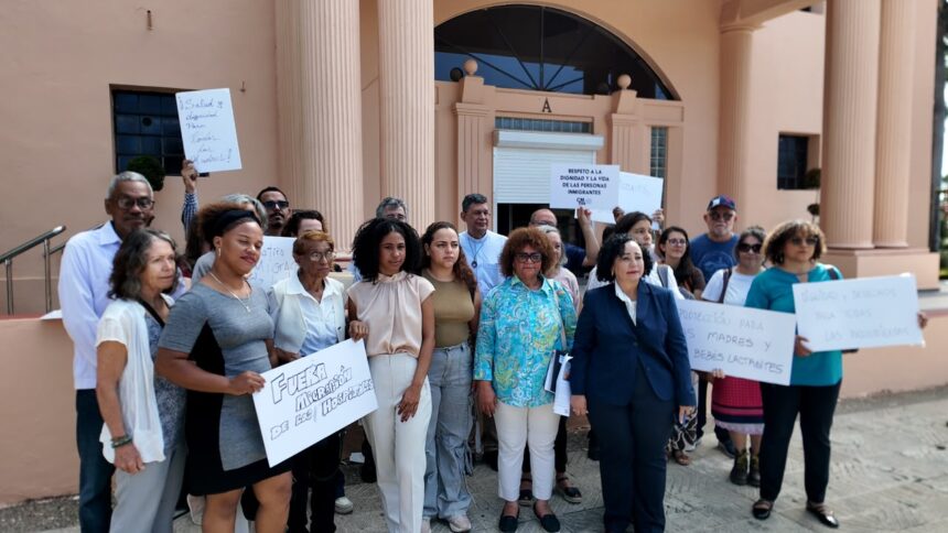 Representantes del Colectivo Migración y Derechos Humanos entregan más de 1,000 firmas en el Palacio Nacional para exigir retirar el protocolo migratorio en hospitales.